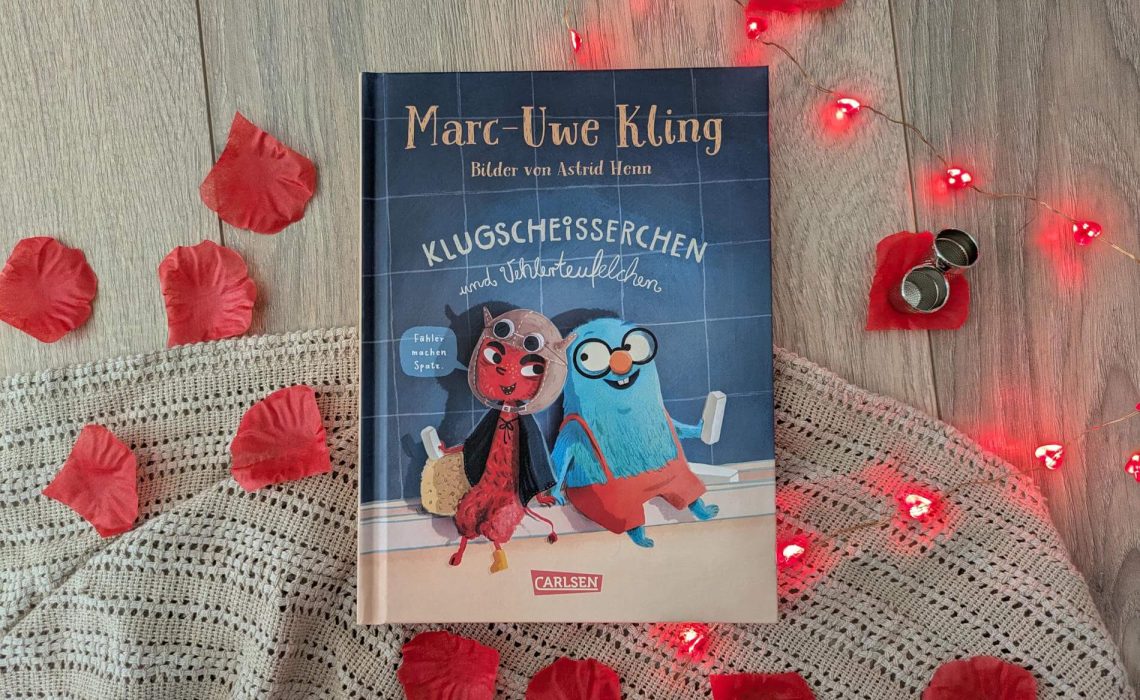 Das Klugscheißerchen lebt immer noch bei der Familie aus Besswerwissern. Doch eines Tages verbessern ausgerechnet Tina und Theo es selbst mit ihrem Wissen aus der Schule. Kurzum beschließt das türkisene Wesen, mit den beiden Kindern mitzugehen. In der Schule trifft es auf ein rotes Wesen mit Hörnchen und nur einem Gummistiefel, das allen Kindern absichtlich falsche Antworten zuflüstert. Das Klugscheißerchen ist schockverliebt: So viel hatte es noch nie zu verbessern! Der zweite Band von Marc-Uwe Kling "Klugscheißerchen und Vehlerteufelchen" kommt mit Wortwitz und lustigen Buchstabenverdrehern daher und zeigt: Fehler machen gehört zum Lernen dazu!