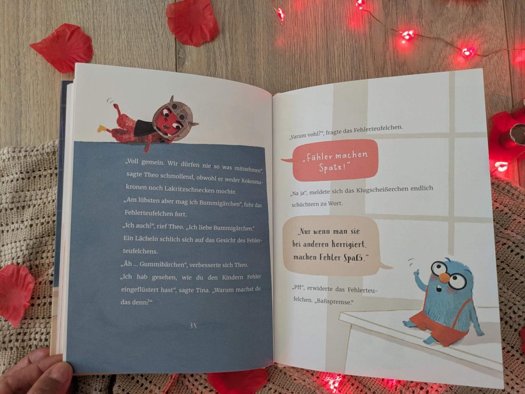 Das Klugscheißerchen lebt immer noch bei der Familie aus Besswerwissern. Doch eines Tages verbessern ausgerechnet Tina und Theo es selbst mit ihrem Wissen aus der Schule. Kurzum beschließt das türkisene Wesen, mit den beiden Kindern mitzugehen. In der Schule trifft es auf ein rotes Wesen mit Hörnchen und nur einem Gummistiefel, das allen Kindern absichtlich falsche Antworten zuflüstert. Das Klugscheißerchen ist schockverliebt: So viel hatte es noch nie zu verbessern! Der zweite Band von Marc-Uwe Kling "Klugscheißerchen und Vehlerteufelchen" kommt mit Wortwitz und lustigen Buchstabenverdrehern daher und zeigt: Fehler machen gehört zum Lernen dazu!