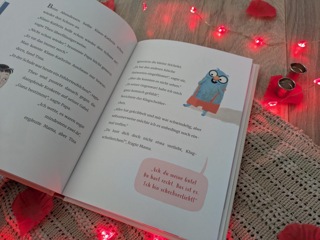 Das Klugscheißerchen lebt immer noch bei der Familie aus Besswerwissern. Doch eines Tages verbessern ausgerechnet Tina und Theo es selbst mit ihrem Wissen aus der Schule. Kurzum beschließt das türkisene Wesen, mit den beiden Kindern mitzugehen. In der Schule trifft es auf ein rotes Wesen mit Hörnchen und nur einem Gummistiefel, das allen Kindern absichtlich falsche Antworten zuflüstert. Das Klugscheißerchen ist schockverliebt: So viel hatte es noch nie zu verbessern! Der zweite Band von Marc-Uwe Kling "Klugscheißerchen und Vehlerteufelchen" kommt mit Wortwitz und lustigen Buchstabenverdrehern daher und zeigt: Fehler machen gehört zum Lernen dazu!  