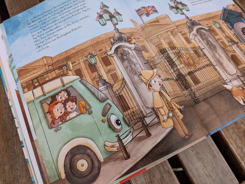 Unser Lieblingsbully Otto rollt ins nächste Camping-Abenteuer. Diesmal geht es über das Meer nach England! Zwischen Ausflügen zum Buckingham Palast, Stonehenge und dem Sherwood-Forest dürfen Fish and Chips und eine sommerliche Teatime natürlich nicht fehlen. Im neuen Band von Stefanie Reich und Madlen Ottenschläger „Otto fährt los – Ein Reise nach England“ lernen wir nicht nur ein weiteres schönes Urlaubsland kennen, sondern begleiten auch einen alleinerziehenden Papa und seine zwei Kids auf ihrer Reise von Calais über London bis an die Küste Cornwalls. Ein cozy Sommerferien-Geschichte mit jeder Menge abenteuerlichen Schauplätzen und bekannten Persönlichkeiten für Kinder ab 3 Jahren.