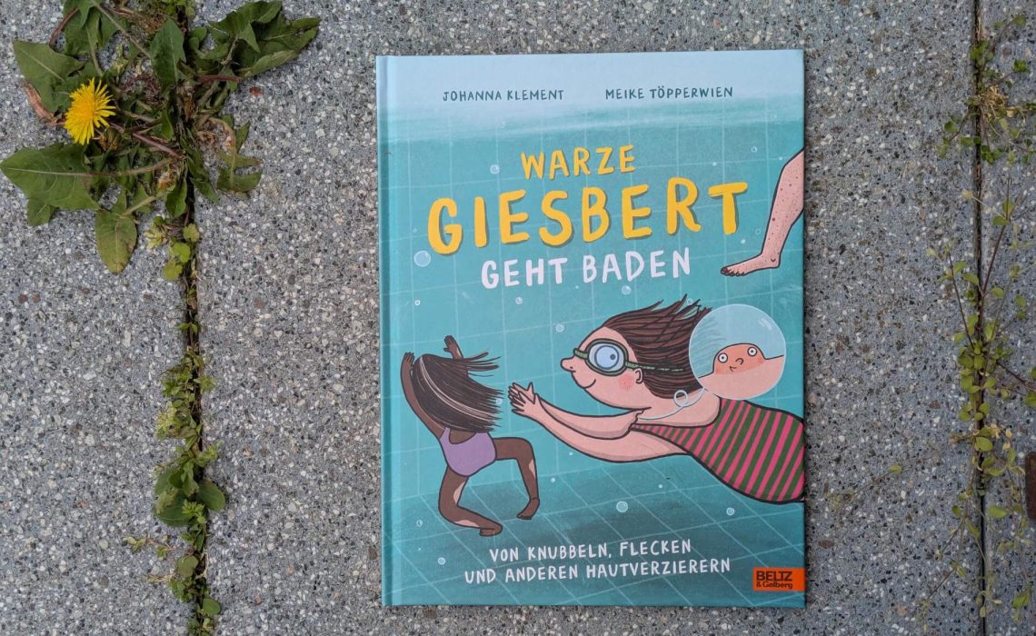 Die kleine Warze Giesbert wohnt jetzt bereits 62 Tage auf Nillas Schulter. Doch morgen startet Nillas Schwimmkurs. Und alle werden Giesbert sehen! Während sich Nilla etwas für ihre Warze schämt, ist Giesbert schon ganz aufgeregt, ob er Freunde unter den Hautschätzen der anderen Schwimmbadgäste finden wird. Egal ob Narben, Flecken und Warzen - ganz glatte Haut ohne alles ist doch einfach viel zu langweilig. "Warze Giesbert geht baden" von Johanna Klement mit vielen lustigen Illustrationen von Meike Töpperwien erzählt von den Besonderheiten unserer Haut und warum sie uns einzigartig machen.