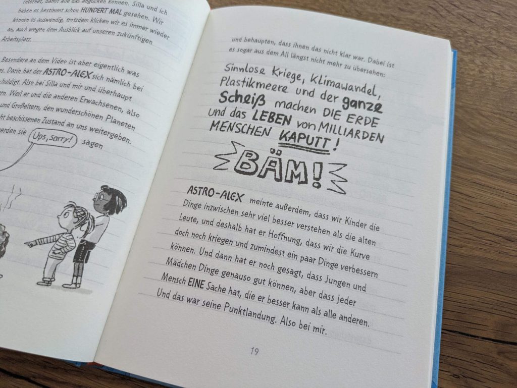 Bei Mini ist der Name Programm. Denn die 8-Jährige ist wirklich sehr klein für ihr Alter. Ihre Zukunftspläne sind dafür umso größer. Das clevere Mädchen möchte nämlich Astronautin werden und davor als Erfinderin mit ihrer Roboter-Idee den Nobelpreis gewinnen. Doch das geht nur mit ihrer besten Freundin Silla. Und die will ausgerechnet auf einmal viel lieber Topmodel werden. Mit Läsches, dünnen Stelzen und allem, was dazugehört.Ob Mini es schafft, Silla zurück ins Team Roboter zu holen? "Logbuch einer Himmelsstürmerin" von Frauke Angel mit coolen Scatches und Illustrationen von Lilli L´Arronge ist ein lustiger Tagebuchroman über Mint-Mädchen, Klimakrisen, Freundschaften und Anderssein für Kinder ab 8 Jahren.