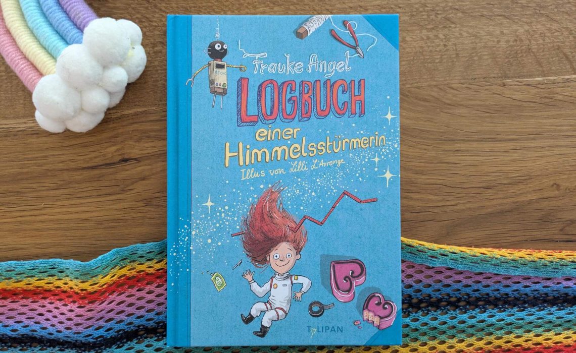 Bei Mini ist der Name Programm. Denn die 8-Jährige ist wirklich sehr klein für ihr Alter. Ihre Zukunftspläne sind dafür umso größer. Das clevere Mädchen möchte nämlich Astronautin werden und davor als Erfinderin mit ihrer Roboter-Idee den Nobelpreis gewinnen. Doch das geht nur mit ihrer besten Freundin Silla. Und die will ausgerechnet auf einmal viel lieber Topmodel werden. Mit Läsches, dünnen Stelzen und allem, was dazugehört.Ob Mini es schafft, Silla zurück ins Team Roboter zu holen? "Logbuch einer Himmelsstürmerin" von Frauke Angel mit coolen Scatches und Illustrationen von Lilli L´Arronge ist ein lustiger Tagebuchroman über Mint-Mädchen, Klimakrisen, Freundschaften und Anderssein für Kinder ab 8 Jahren.