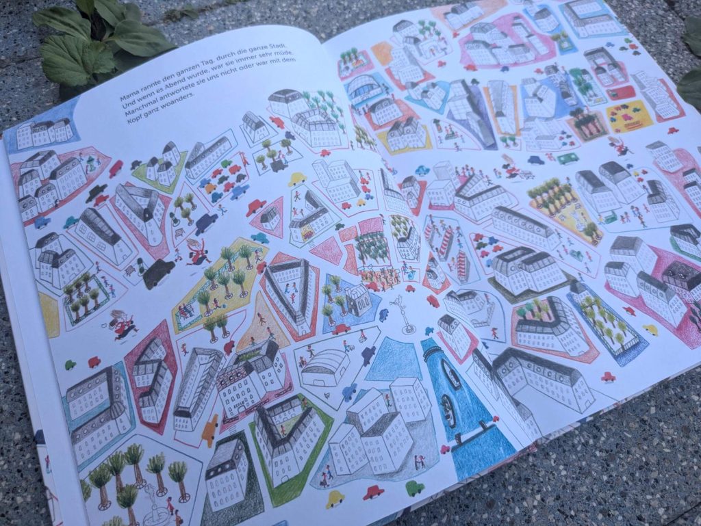 Schule, Büro, Einkaufen, Kindertermine: Mama rannte den ganzen Tag durch die Stadt. Und wenn es Abend wurde, war sie immer sehr müde. Bis sie eines Tages gar nichts schafft. Doch wie könnte sie noch schneller durch den Alltag hetzen? Am nächsten Tag galoppiert sie mit der neuen Pferdestärke nur so von Termin zu Termin. Doch Schnelligkeit hat ihren Preis. "Mama im Galopp" von Jimena Tello zeigt mit viel Humor und lustigen Bildern, wie absurd der Alltagsstress sein kann und lädt dazu ein, über das richtige Tempo im Alltag nachzudenken.