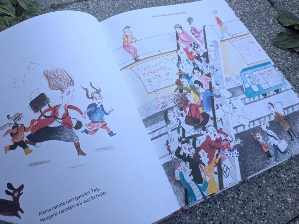 Schule, Büro, Einkaufen, Kindertermine: Mama rannte den ganzen Tag durch die Stadt. Und wenn es Abend wurde, war sie immer sehr müde. Bis sie eines Tages gar nichts schafft. Doch wie könnte sie noch schneller durch den Alltag hetzen? Am nächsten Tag galoppiert sie mit der neuen Pferdestärke nur so von Termin zu Termin. Doch Schnelligkeit hat ihren Preis. "Mama im Galopp" von Jimena Tello zeigt mit viel Humor und lustigen Bildern, wie absurd der Alltagsstress sein kann und lädt dazu ein, über das richtige Tempo im Alltag nachzudenken.