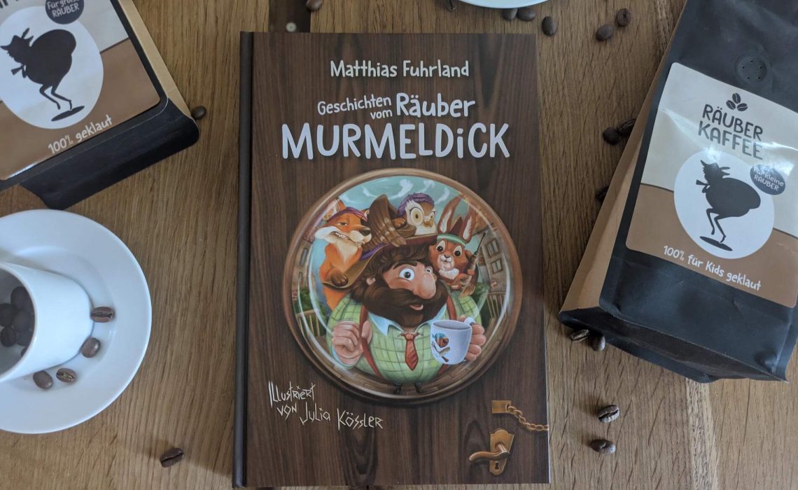 Räuber Murmeldick möchte unbedingt eine echte Räuberbande gründen und stellt direkt ein Schild im Wald auf: „RÄUBER GESUUCHT!” Zum Glück direkt drei Raubtiere mitmachen: Eule und Meisterjägerin Huhulda, das allesknackende Eichhörnchen Knicknacki und der gefürchtete Einbrecher-Fuchs Kowalski. Und dann geht es auch schon los mit dem ersten Abenteuer, denn immerhin müssen sich die vier noch eine Räuberhöhle stehlen - nebst See, Straße und etwas Mondlicht! Matthias Fuhrland erzählt in „Geschichten vom Räuber Murmeldick” neun lustige und spannende Räuber-Abenteuer, in denen die vier Freunde die unmöglichsten Dinge stehlen. Und dabei sind ihnen der Wachtmeister, der Jäger und der Bürgermeister der "Klainen Stadt" immer dicht auf den Fersen. Eine Vorlesegeschichte mit jeder Menge kindlichem Humor, tollen Charakteren und QR-Codes zum Mitsingen des Murmeldick-Songs.