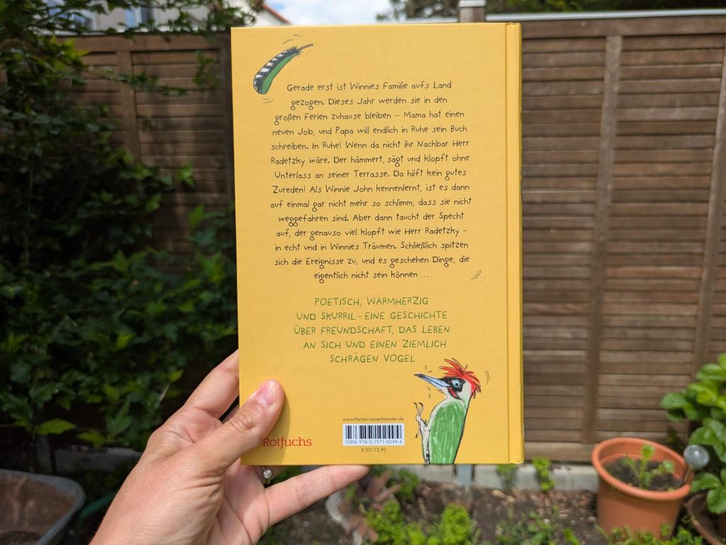 Mama hat einen neuen Job und Papa will unbedingt sein neues Buch fertig schreiben. In Ruhe! Die lang ersehnten Ferien am See sind damit abgesagt! Also versucht Winnie, das beste aus dem ländlichen Kaff, in das sie gerade gezogen sind, herauszuholen, und freundet sich mit dem Buchnerd John an. Doch dann hämmert, sägt und klopft Herr Radetzky von nebenan 24/7, fast genauso laut wie der Grünspecht aus dem Wald. Als der bekloppte Vogel auch noch in Winnies Träumen auftaucht, spitzen sich die Ereignisse in der Nachbarschaft zu. Matthias Kröner schreibt wahrmherzig und alltagsnah in "Der Turbospecht - Ein wundervoll behämmerter Sommer" über ziemlich verrückte Sommerferien, Freundschaft und die Magie des Augenblicks. Ein Ferienroman ab 8 Jahre.