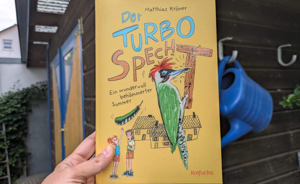 Mama hat einen neuen Job und Papa will unbedingt sein neues Buch fertig schreiben. In Ruhe! Die lang ersehnten Ferien am See sind damit abgesagt! Also versucht Winnie, das beste aus dem ländlichen Kaff, in das sie gerade gezogen sind, herauszuholen, und freundet sich mit dem Buchnerd John an. Doch dann hämmert, sägt und klopft Herr Radetzky von nebenan 24/7, fast genauso laut wie der Grünspecht aus dem Wald. Als der bekloppte Vogel auch noch in Winnies Träumen auftaucht, spitzen sich die Ereignisse in der Nachbarschaft zu. Matthias Kröner schreibt wahrmherzig und alltagsnah in "Der Turbospecht - Ein wundervoll behämmerter Sommer" über ziemlich verrückte Sommerferien, Freundschaft und die Magie des Augenblicks. Ein Ferienroman ab 8 Jahre.