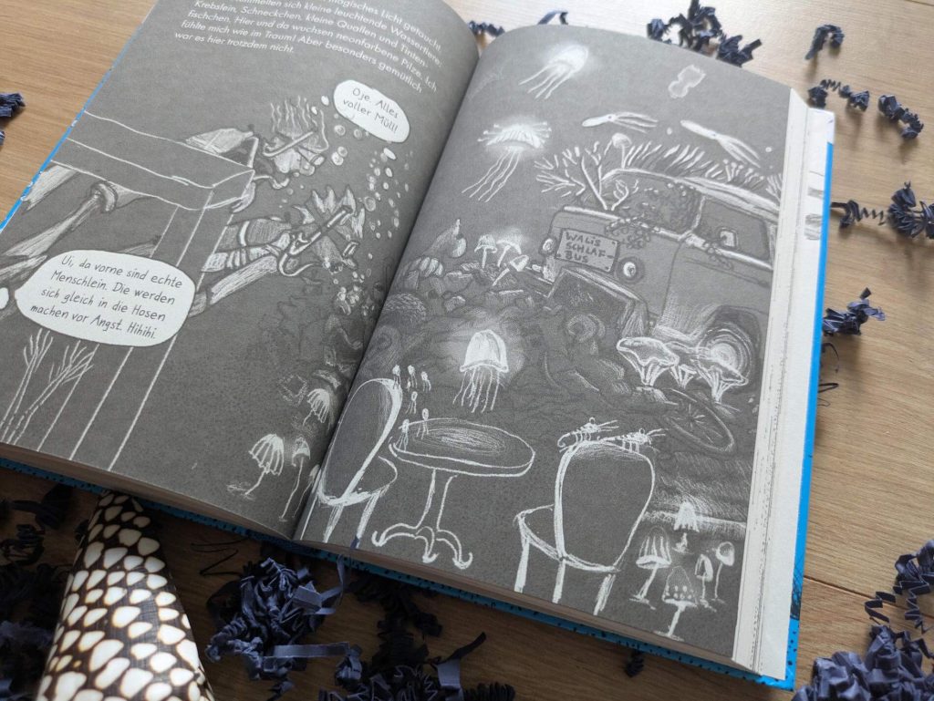Die Suche nach dem besten Buch der Welt geht weiter! Denn Stoffel und Ca haben ausgerechnet kurz vorm Lesen des großen Finales die allereinzigste Ausgabe in ihrer megacoolen Höhle verloren. Nur Tonni Müllberg weiß, wo das Buch steck, und gibt den beiden Freudinnen einen rätselhaften Hinweis, um es zu finden. Die Spuren führen sie ins Meerzimmer, wo sie sich nicht nur Upcycling-Badeanzüge basteln und Planschen, sondern auch mit gefährlichen Meereswesen, brotdoofen Fischen und einem ziemlich eogistischen Meerrjungjungen konfrontiert werden. Ob die beiden vor lauter Ablenkungen ihr Buch doch noch finden? "Unterwasser" ist die grandiöse Fortsetzung des Comicromans „Unterirdisch“ von Steffi Freitag - skurril, witzig und garantiert ohne Kitsch!
