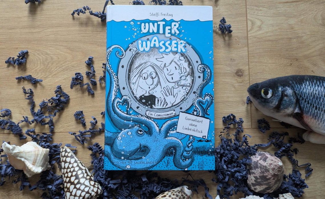 Die Suche nach dem besten Buch der Welt geht weiter! Denn Stoffel und Ca haben ausgerechnet kurz vorm Lesen des großen Finales die allereinzigste Ausgabe in ihrer megacoolen Höhle verloren. Nur Tonni Müllberg weiß, wo das Buch steck, und gibt den beiden Freudinnen einen rätselhaften Hinweis, um es zu finden. Die Spuren führen sie ins Meerzimmer, wo sie sich nicht nur Upcycling-Badeanzüge basteln und Planschen, sondern auch mit gefährlichen Meereswesen, brotdoofen Fischen und einem ziemlich eogistischen Meerrjungjungen konfrontiert werden. Ob die beiden vor lauter Ablenkungen ihr Buch doch noch finden? "Unterwasser" ist die grandiöse Fortsetzung des Comicromans „Unterirdisch“ von Steffi Freitag - skurril, witzig und garantiert ohne Kitsch!