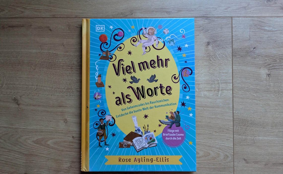 Wie lernen blinde Menschen lesen? Wie funktioniert Gebärdensprachen? Warum erzählt der havaiianische Hula Tanz Geschichten? Und welche Menschen und Erfindungen haben die Welt der Kommunikation bis heute geprägt? In "Viel mehr als Worte" reisen wir mit der gehörlosen Schauspielerin Rose Ayling.Ellis und ihren Freunden, Gebärdendolmetscher Tim, Kater Halo und Tauben-Pilot Cosmo, durch Raum und Zeit. Auf den verschiedenen Stopps lernen wir die verschiedensten Kommunikationsmittel und -wege von Rauchzeichen bis Geheimcodes sowie wichtige Persönlichkeiten und Meilensteine kennen. Denn Kommunikation ist mehr als nur Sprache! Eine inklusive Geschichts-Reise für Kinder ab 7 Jahren.