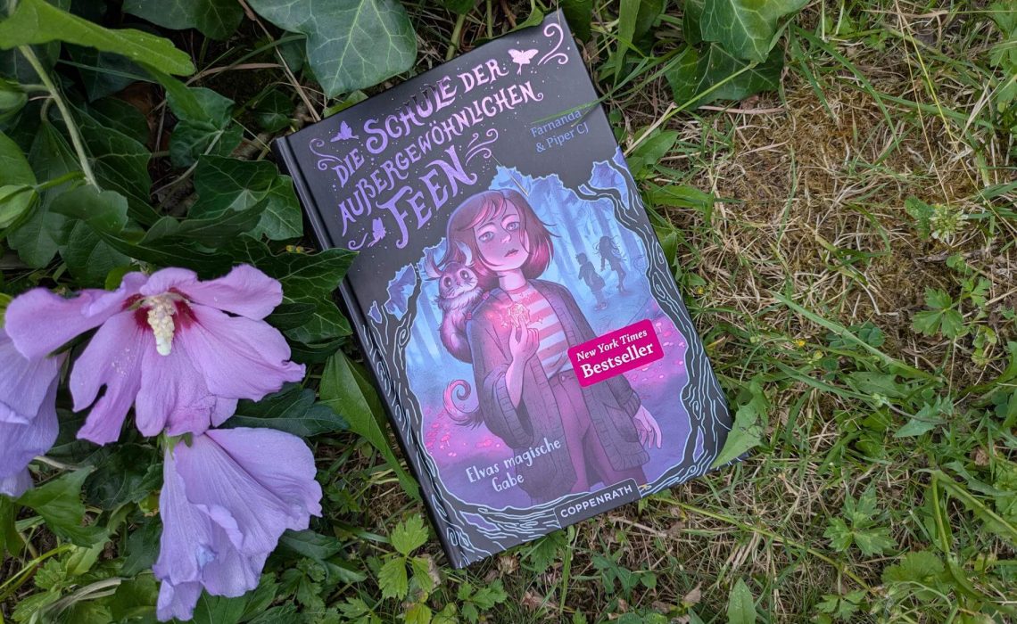 Elva ist anders als die anderen Kinder. Die meisten finden sie sogar etwas gruselig. Das liegt vor allem daran, dass sie sehen kann, wie andere Menschen sterben werden. Als sie auf dem Weg in eine Psychartrische Klinik ist, landet sie mit Hilfe von der Fee Farnanda in der Schule der außergewöhnlichen Feen. Denn auch Elva ist eine Halbfee, genau wie die anderen Internatsschüler:innen. Dschinns, Vampire, Gnome, Todesfeen - sie alle exisieren hier, inmitten des Verlorenen Waldes. Doch als ein Mitschüler plötzlich verschwindet, muss Elva all ihren Mut zusammenkratzen, um ihre Magie zur Rettung einzusetzen. "Die Schule der außergewöhnlichen Feen" von Farnanda und Piper CJ ist der mysteriöse Auftakt einer märchenhaft-düsteren und spannenden Fantasy-Reihe für Kinder ab 10 Jahren.
