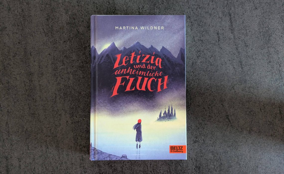 Weil Wilmas Eltern in Italien arbeiten müssen, ist die kleine Familie vor kurzem in die alte morbide Villa der reichen Familie Lombroso gezogen. Während Wilma sich mit der Nichte der Vermieterin anfreundet, möchte sie mehr über den Fluch herausfindenOb Letizia auch bald sterben wird? Je tiefer Wilma forscht, desto undurchsichtiger werden die Familiengeheimnisse. Und bald schwebt sie selbst in Gefahr. "Letizia und der unheimliche Fluch" von Martina Wildner ist eine düstere Gruselgeschichte für Kinder ab 10 Jahre.