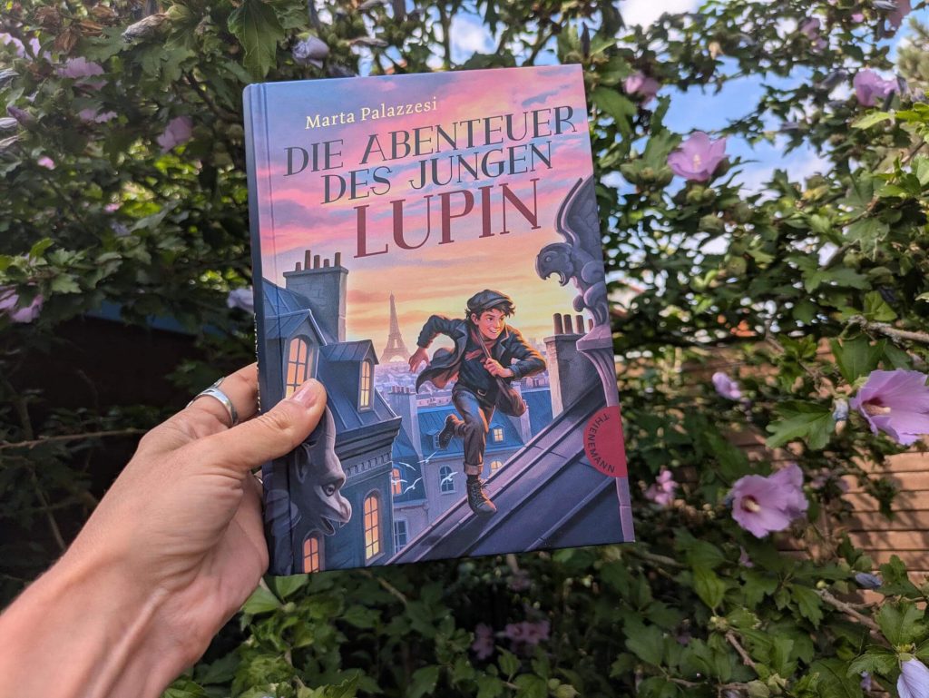 Lupin lebt als gerissener Dieb mitten in Paris. Dank seines hohen moralischen Kompasses und seiner Hilfbereitschaft ist er nicht nur unter Betrügern und Taschendieben beliebt, sondern pflegt sogar freundschafltiche Beziehungen zur Polizei. Als ihn eines Tages zwei Zirkuskinder fragen, ob er ihnen helfen kann, ihren verschwundenen Onkel zu finden, gerät er auf die Spur des skrupellosen Doktor Moustache. Ob er es schaffen kann, Paris vor einer Katastrophe zu bewahren? "Die Abenteuer des jungen Lupin" von Marta Palazzesi nimmt uns mit auf eine spannende Spurensuche durch das Paris zur Zeit des 19. Jahrhunderts.