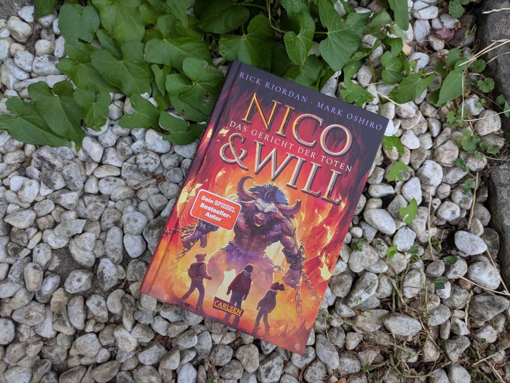 Die Halbgötter Nico di Angelo und Will Solace versuchen nach ihrer traumatischen Reise durch den Tartarus aus Band 1 der Fantasy-Reihe aus dem Percy-Jackson-Cosmos ihren Alltag im Camp Half-Blood aufzunehmen. Doch dann benötigt Nicos Halbschwester Hazel dringend seine Hilfe: Im Camp Jupiter haben Monter - oder vielmehr Mythenwesen - um Asyl gebeten. Doch die Neuankömmlinge stoßen auf Misstrauen und Vorurteile. Und dann verschwinden mehrer Mythenwesen spurlos. In "Nico & Will - Das Gericht der Toten" von Rick Riordan und Mark Oshiro wird Grieschiche Mythologie in Kombination mit wilder Action und trockenem Humor lebendig. Ein Spin-Off für Leser:innen ab 14 Jahren.