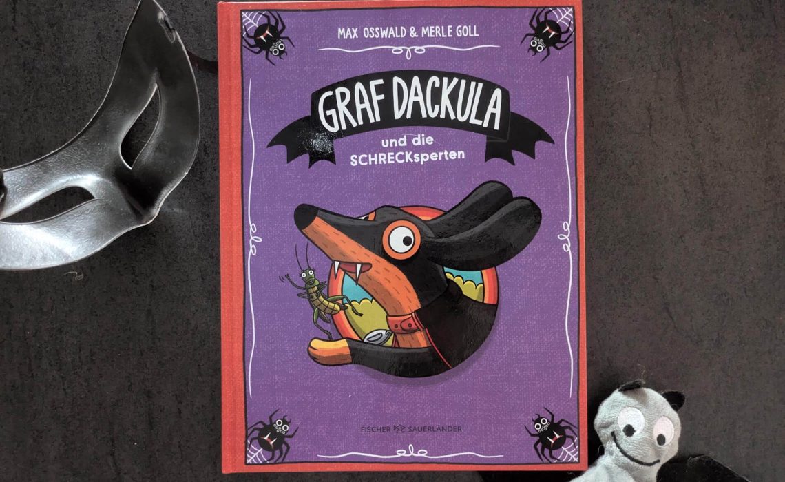 Graf Dackula möchte zusammen mit den anderen VampTieren das Erschrecken üben. Doch welche Taktik ist am besten, um die entspannte Schildkröte aus der Vassung zu bringen? Egal wie sehr es Graf Quackula, Gräfin Katzula und Co. versuchen, sie lässt sich einfach nicht erschrecken. Bis Hera, die hüpfende Heuschreckliche, kommt und den Freunden ein paar schreckliche Erschrecker-Tipps gibt. Die lustige Bilderbuchgeschichte „Graf Dackula und die Schrecksperten“ von Max Osswald kommt mit reichlich Wortwitz und vielen lustigen Illustrationen von Merle Goll daher und lässt einen schockverliebt zurück.