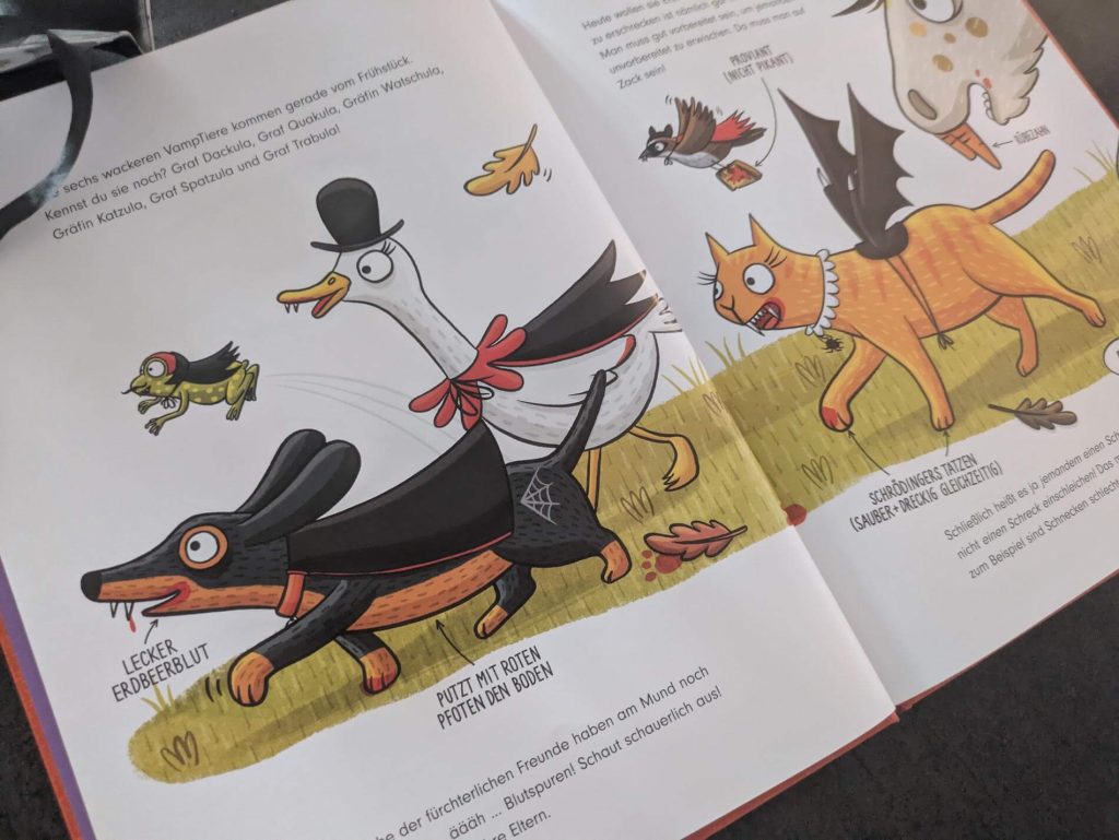 Graf Dackula möchte zusammen mit den anderen VampTieren das Erschrecken üben. Doch welche Taktik ist am besten, um die entspannte Schildkröte aus der Vassung zu bringen? Egal wie sehr es Graf Quackula, Gräfin Katzula und Co. versuchen, sie lässt sich einfach nicht erschrecken. Bis Hera, die hüpfende Heuschreckliche, kommt und den Freunden ein paar schreckliche Erschrecker-Tipps gibt. Die lustige Bilderbuchgeschichte „Graf Dackula und die Schrecksperten“ von Max Osswald kommt mit reichlich Wortwitz und vielen lustigen Illustrationen von Merle Goll daher und lässt einen schockverliebt zurück.