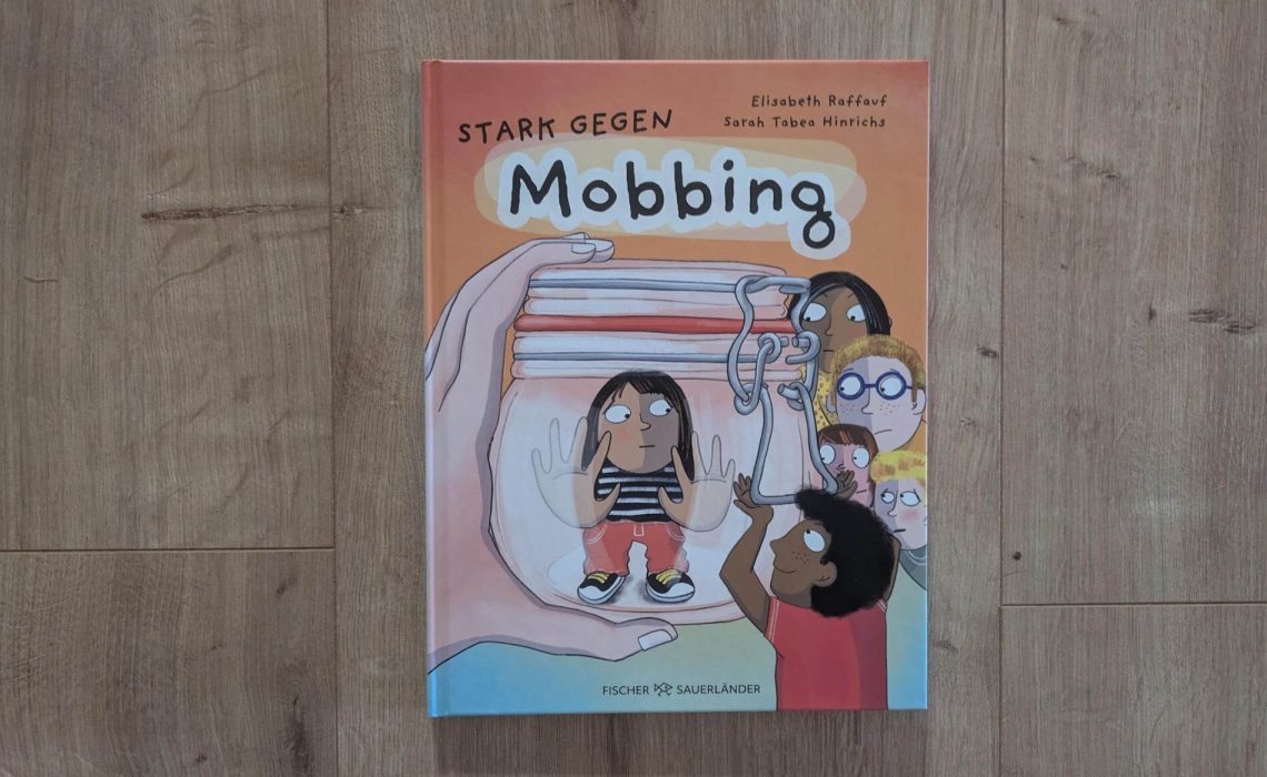 Was ist Mobbing? Warum mobben eigentlich Kinder andere? Und was kann ich machen, wenn die anderen einfach nicht aufhören? In "Stark gegen Mobbing" von Elisabth Raffauf werden genau diese Fragen kindgerecht beantwortet. Dabei geht es auch darum, betroffene Kinder in ihrem So-Sein zu bestärken und zu zeigen, dass sie nicht alleine sind. Mit vielfältigen und bunten Illustrationen von Sarah Tabea Hinrichs. Ein einfühlsames Sachbuch über Mobbing für betroffene Kinder ab 7 Jahre sowie Freunde und helfende Erwachsene.