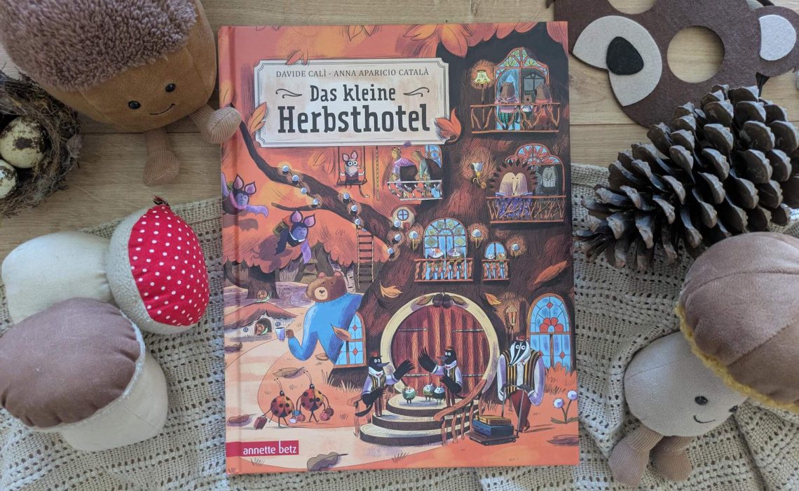 Im Herbsthotel bereiten sich alle Waldtiere für den Winter vor. Familie Murmeltier, Herr Bär, die Herrschaften der Schildkröten und viele mehr ziehen langsam in ihre Zimmer ein. Dort haben sie es kuschlig und gemütlich warm - und reichlich Verpflegung für den Winterschlaf steht auch bereit. Nur der Siebenschläfer ist noch nicht da. Ob er es rechtzeitig vor dem ersten Schnee schafft, ins Hotel einzuziehen? "Das kleine Herbsthotel" von Davide Calí mit Illustrationen von Anna Apricio Catalá ist eine liebevolle Tiergeschichte für Kinder ab 3 Jahren, die zeigt, wie sich die Waldtiere auf den Winterschlaf vorbereiten.
