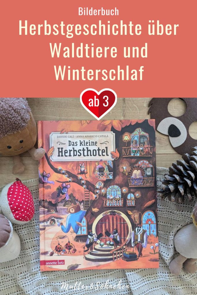 Im Herbsthotel bereiten sich alle Waldtiere für den Winter vor. Familie Murmeltier, Herr Bär, die Herrschaften der Schildkröten und viele mehr ziehen langsam in ihre Zimmer ein. Dort haben sie es kuschlig und gemütlich warm - und reichlich Verpflegung für den Winterschlaf steht auch bereit. Nur der Siebenschläfer ist noch nicht da. Ob er es rechtzeitig vor dem ersten Schnee schafft, ins Hotel einzuziehen? "Das kleine Herbsthotel" von Davide Calí mit Illustrationen von Anna Apricio Catalá ist eine liebevolle Tiergeschichte für Kinder ab 3 Jahren, die zeigt, wie sich die Waldtiere auf den Winterschlaf vorbereiten.