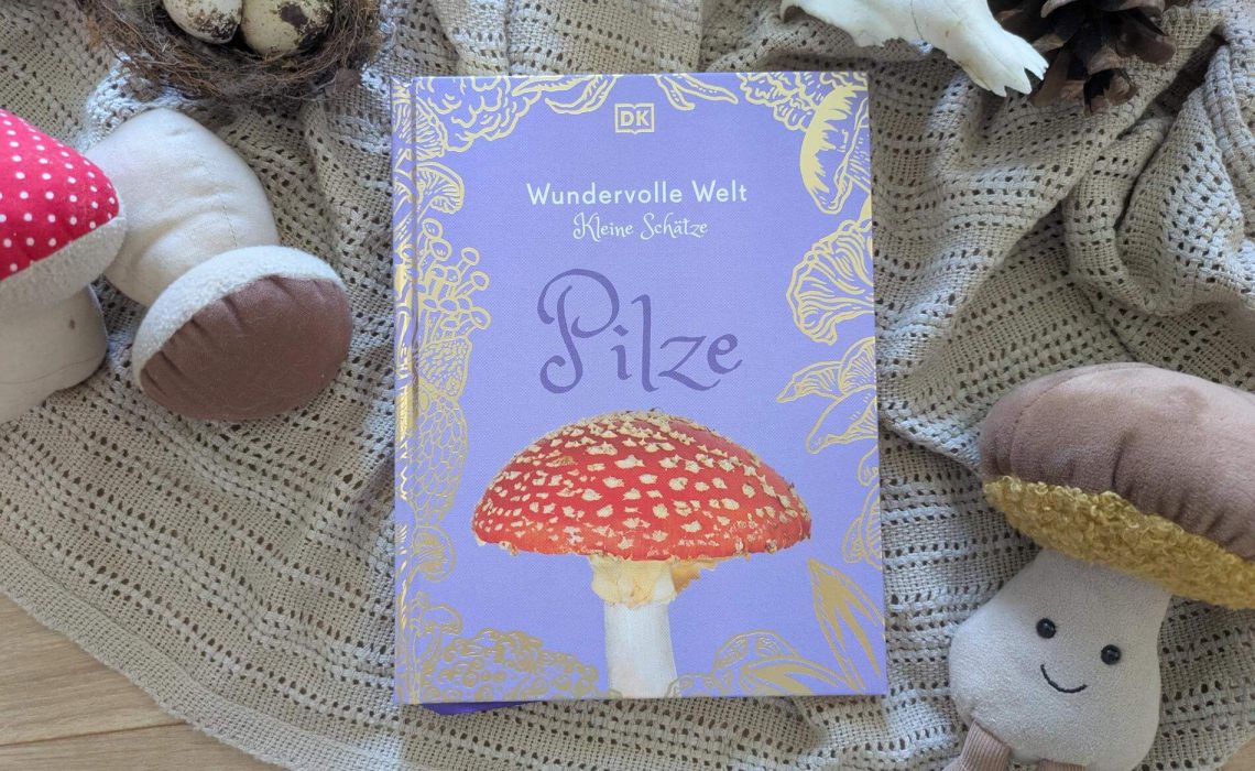 Ich liebe es durch den Herbstwald zu streifen und nach Pilzen Ausschau zu halten. Steinpilz, Pfifferling oder Parasol: diese sind recht einfach zu erkennen. Doch was macht einen Karbol-Champignon, einne Birken-Porling oder einen Tintenfischpilz aus? In dem neuen Pilz-Buch aus der Reihe "Wundervolle Welt - kleine Schätze" kann man rund 100 Pilzarten nachschlagen und bestaunen. Dazu gibt es reichlich Wissen rund um Baumpilze, Fruchtkörper-Formen und dem Leben von Pilzen zu erfahren. Ein praktvoller Naturführer mit Goldprägung und Lesebändchen, der in jede Tasche passt – für naturbegeisterte Kinder ab 8 Jahren und alle Pilzliebhaber:innen.
