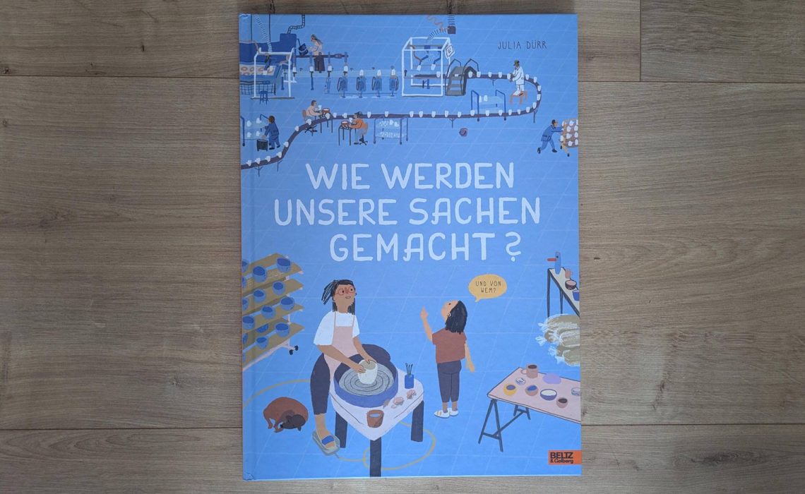 Welche Arbeit steckt in einer Tasse? Wie macht man einen Schuh? Oder ein Eis am Stiel? Von der kleinen Werkstatt zur automatisierten Großfabrik können alle Dinge unseres täglichen Lebens auf verschiedene Arten produziert werden. Doch wie und von wem? Julia Dürr geht in "Wie werden unsere Sachen gemacht?" der Produktion von Waren auf den Grund und zeigt in wimmeligen Bildern und kurzen Texten, wie Seife, Messer, Plastikspielzeug und mehr Schritt für Schritt entstehen. EIn detaillreiches Sachbilderbuch für kleine und große Entdecker:innen ab 5 Jahren.