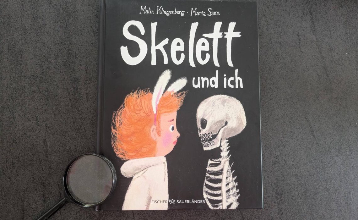 Auf einer Halloween-Feier erschreckt sich Theo fürchterlich vor einem Skelett und bricht sich den Arm. Im Krankenhaus erfährt er, dass in ihm auch ein Skelett steckt. Wie gruselig! Am liebsten würde er wieder davonrennen. Zu Hause muss er weinen und fragt sich, ob man auch ohne Skelett leben kann, ob es schwitzt, wenn er rennt, und ob es ihn vermisst, wenn er tot ist. "Skelett und ich" von Malin Klingenberg und Maria Sann ist ein Sachbilderbuch über die Tatsache, dass wir alle ganz ungruselige Knochen im Körper haben. Für Kinder ab 4 Jahren.