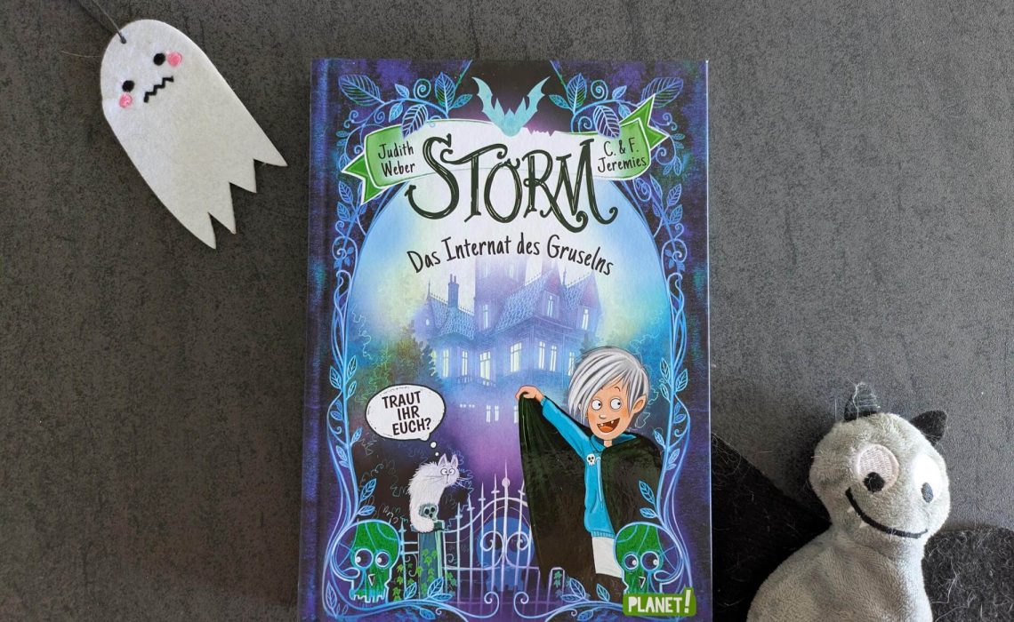 Vampirmädchen Storm möchte nichts sehnlicher, als von der legendären Blutspuck-Akademie angenommen zu werden. Doch als ihre Eltern von einem Menschen gebissen und halb-menschlich werden, stecken sie sie doch tatsächlich auf eine Menschenschule! Hier muss Storm nicht nur ihre wahre Identität geheim halten, sondern auch Spaghetti-Würmer essen und Mathe büffeln. Und natürlich Streiche aushecken, mit denen sie garantiert doch noch auf die Vampir-Akademie darf. Doch leider laufen alle Pläne aus dem Runder und Storm steht auf einmal mit Freunden da - und das gruselt sie mehr als alles andere. Der Reihenauftakt "Storm 1 - Das Internat des Gruselns" von Judith Werber ist ein spannend-witziger Gruselspaß über Mut, Anderssein und wahre Freundschaft für Kinder ab 8 Jahren, die Internatsgeschichten und Vampire lieben.