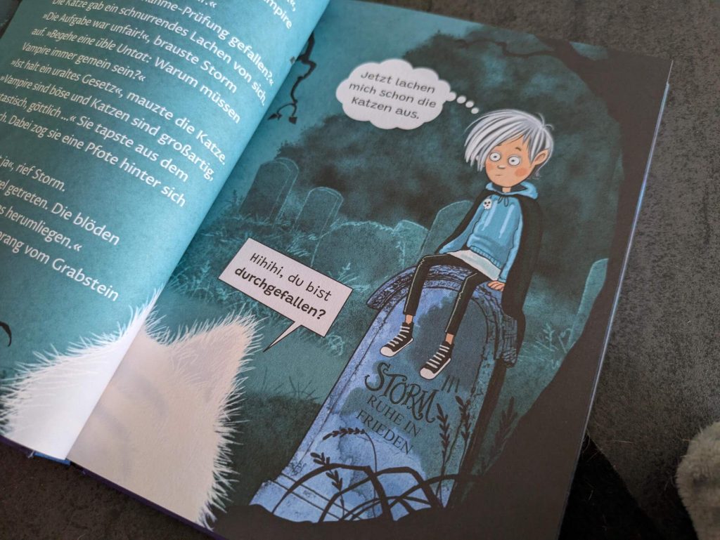 Vampirmädchen Storm möchte nichts sehnlicher, als von der legendären Blutspuck-Akademie angenommen zu werden. Doch als ihre Eltern von einem Menschen gebissen und halb-menschlich werden, stecken sie sie doch tatsächlich auf eine Menschenschule! Hier muss Storm nicht nur ihre wahre Identität geheim halten, sondern auch Spaghetti-Würmer essen und Mathe büffeln. Und natürlich Streiche aushecken, mit denen sie garantiert doch noch auf die Vampir-Akademie darf. Doch leider laufen alle Pläne aus dem Runder und Storm steht auf einmal mit Freunden da - und das gruselt sie mehr als alles andere. Der Reihenauftakt "Storm 1 - Das Internat des Gruselns" von Judith Werber ist ein spannend-witziger Gruselspaß über Mut, Anderssein und wahre Freundschaft für Kinder ab 8 Jahren, die Internatsgeschichten und Vampire lieben.