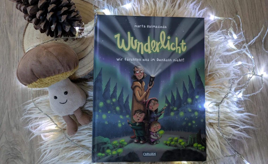Klara, Udo und Lilly übernachten mit ihrer Tante Lena in einer Waldhütte. Doch die Geräusche im Wald machen den Kindern Angst. Doch Lena weiß zum Glück, dass mit der Dunkelheit auch ein Hauch von Magie einkehrt. Glühwürmchen, leuchtende Quallen oder floureszierende Pilze - all diese leuchtenden Phänomene kann man nur in der Nacht bestaunen. "Wunderlicht: Wir fürchten uns im Dunkeln nicht!" von Marta Balmaseda ist ein Bilderbuch voller Natur-Magie gegen die Angst im Dunkeln - mit vielen leuchtend-schönen Illustrationen.
