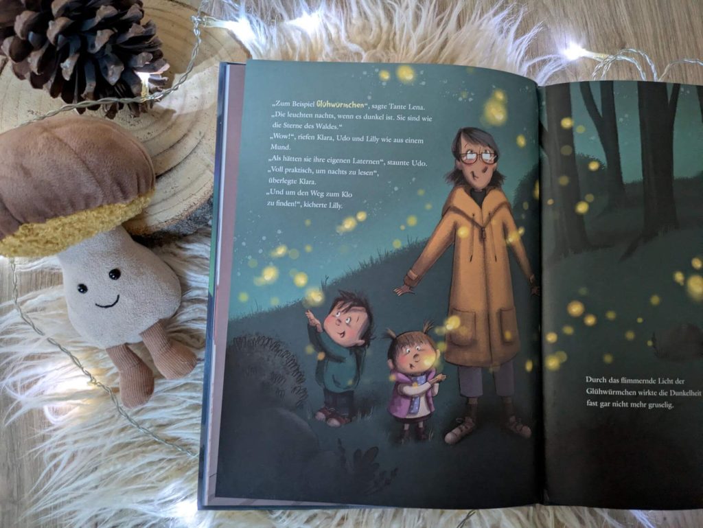 Klara, Udo und Lilly übernachten mit ihrer Tante Lena in einer Waldhütte. Doch die Geräusche im Wald machen den Kindern Angst. Doch Lena weiß zum Glück, dass mit der Dunkelheit auch ein Hauch von Magie einkehrt. Glühwürmchen, leuchtende Quallen oder floureszierende Pilze - all diese leuchtenden Phänomene kann man nur in der Nacht bestaunen. "Wunderlicht: Wir fürchten uns im Dunkeln nicht!" von Marta Balmaseda ist ein Bilderbuch voller Natur-Magie gegen die Angst im Dunkeln - mit vielen leuchtend-schönen Illustrationen.