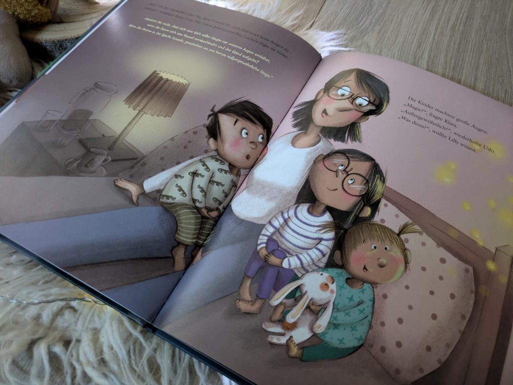 Klara, Udo und Lilly übernachten mit ihrer Tante Lena in einer Waldhütte. Doch die Geräusche im Wald machen den Kindern Angst. Doch Lena weiß zum Glück, dass mit der Dunkelheit auch ein Hauch von Magie einkehrt. Glühwürmchen, leuchtende Quallen oder floureszierende Pilze - all diese leuchtenden Phänomene kann man nur in der Nacht bestaunen. "Wunderlicht: Wir fürchten uns im Dunkeln nicht!" von Marta Balmaseda ist ein Bilderbuch voller Natur-Magie gegen die Angst im Dunkeln - mit vielen leuchtend-schönen Illustrationen.
