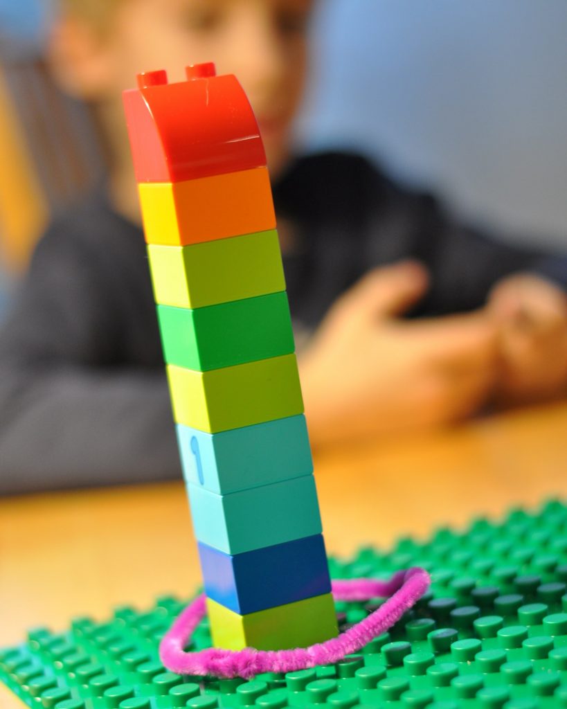 Lego Duplo Ringwurfspiel selbst bauen - weitere Bastel- und Spielideen mit Lego Duplo findest du auf Mutter&Söhnchen