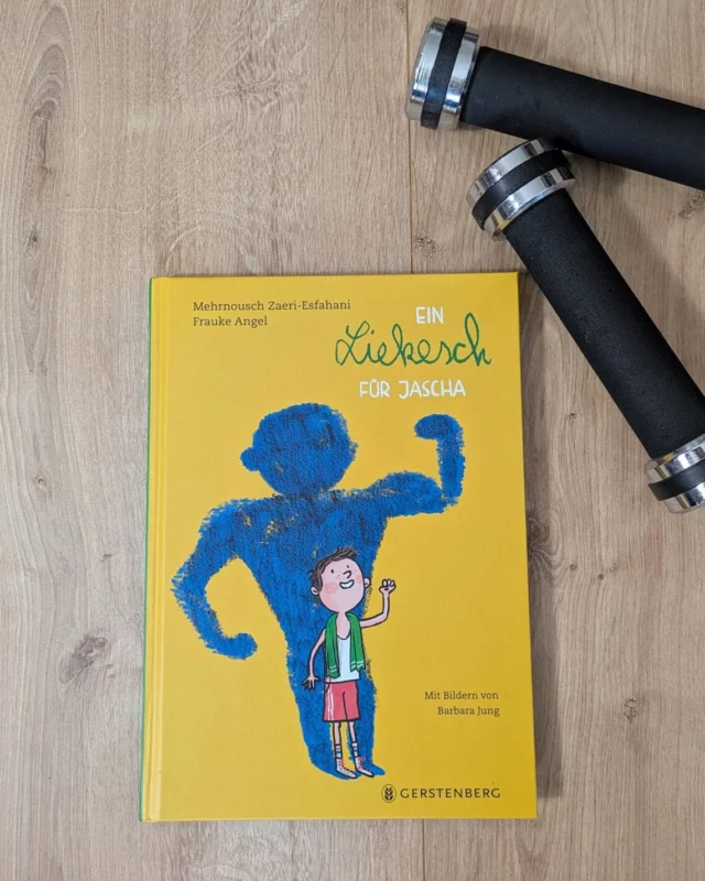 INTEGRATION 🏋️(Rezension) Jaschas Arme sind zu dünn. Als seine Sport-Lehrerin im dringend zu „Lie-Kesch-Tut-Sen“ rät, muss er erstmal herausfinden, was das ist. Ob er diese Liekesch im Sportladen bekomm? Dort findet der Junge aus Bosnien zwar keinen, dafür aber einen Frank. Und nach und nach bahnt sich zwischen dem einsamen Sportladen-Besitzer und dem schüchternen Jungen eine megastarke Freundschaft an. In „Ein Liekesch für Jascha“ erzählen Frauke Angel und Mehrnousch Zaeri-Esfahani eine warmherzig und humorvolle Geschichte über Integration und Freundschaft.  Die Geschichte dieser ungewöhnlichen Freundschaft wird dabei durch Ausschnitte aus Jaschas Alltag und den Briefen von Frank an seine Mutter erzählt. Die Kapitel sind kurz und mit vielen schönen Illustrationen von Barbara Jung gespickt, so dass wir Jaschas Struggel mit der Deutschen Sprache, dem Freunde finden und der Suche nach dem Liekesch richtig gut nachempfinden können. Frauke Angel hat es hier geschafft zu zeigen, wie schwer es am Anfang ist, Sprachbarrieren zu durchbrechen, und wie sehr ein Freund helfen kann, diese zu überwinden. Ein Buch mit einer tollen Botschaft: Wir können alles schaffen! Mehr auf dem Blog >>> https://mutterundsoehnchen.com/2025/03/31/integration-und-freundschaft-ein-liekesch-fuer-jascha/  #EinLiekeschfürJascha #Liekesch #Integration #Sprache #Sport #Freundschaft #FraukeAngel #Kinderbuch